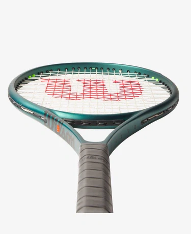 Wilson Blade 26" v9 Junior Tennis Racquet - Image 3